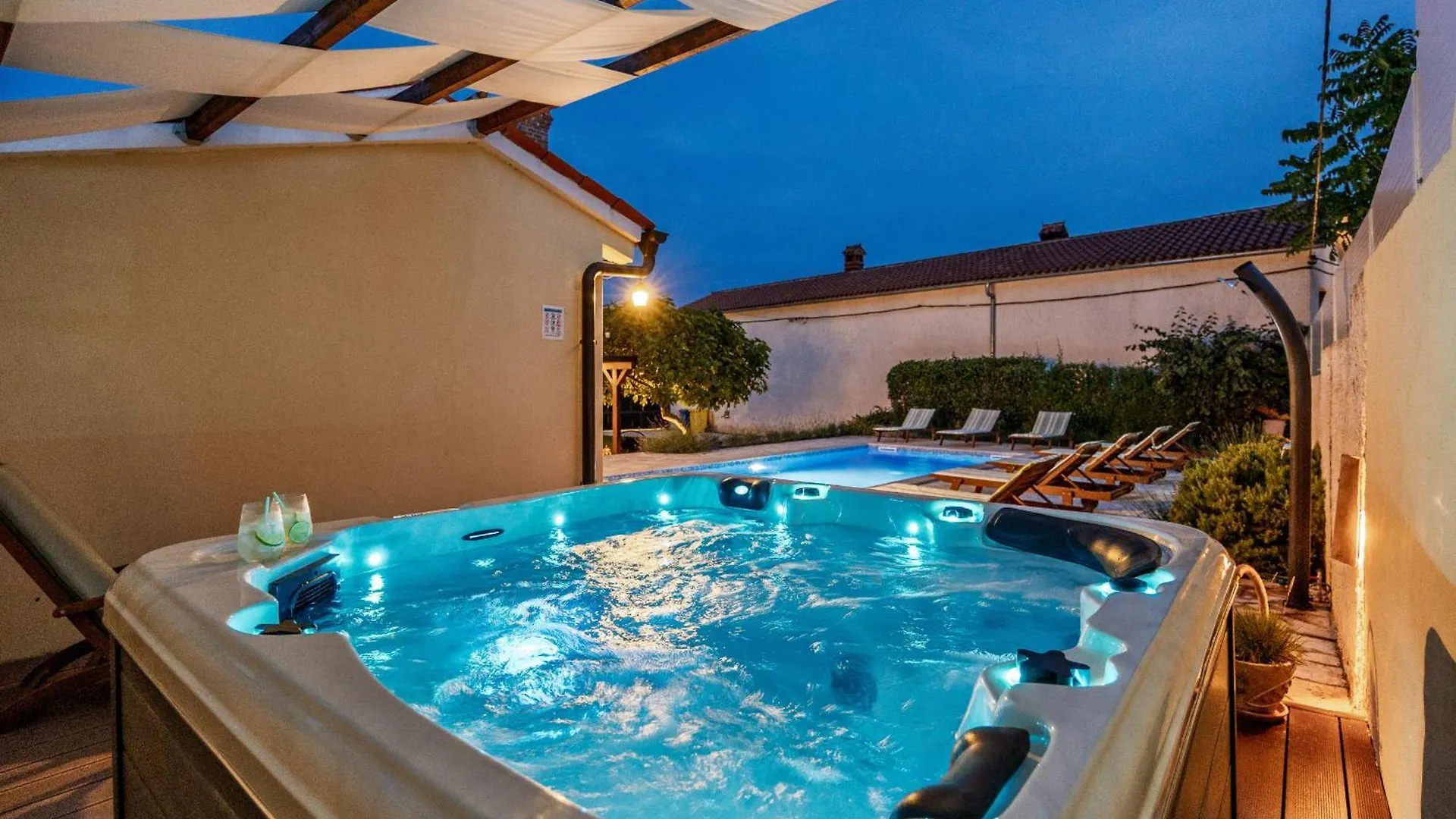 Villa Katja Near Pula With Whirlpool Only 3 Km From The Beach クルニカ